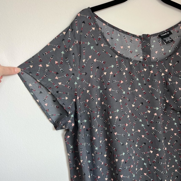 Torrid Abbey Arrow Georgette Button Back Blouse Top Gray Semi Sheer Women's Sz 2 - Picture 5 of 13